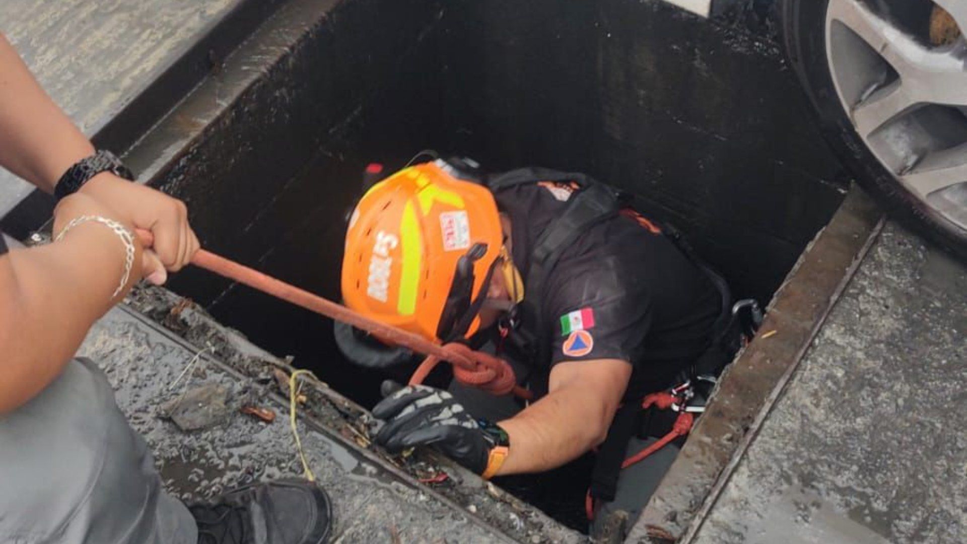Rescatista ingresa a alcantarilla para rescatar a mujer