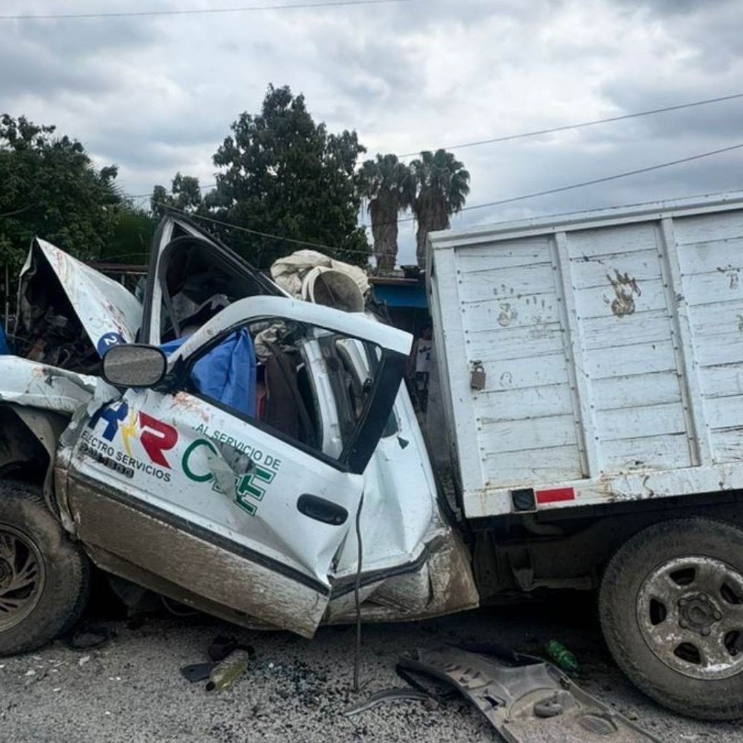 Choque camioneta de CFE con tráiler