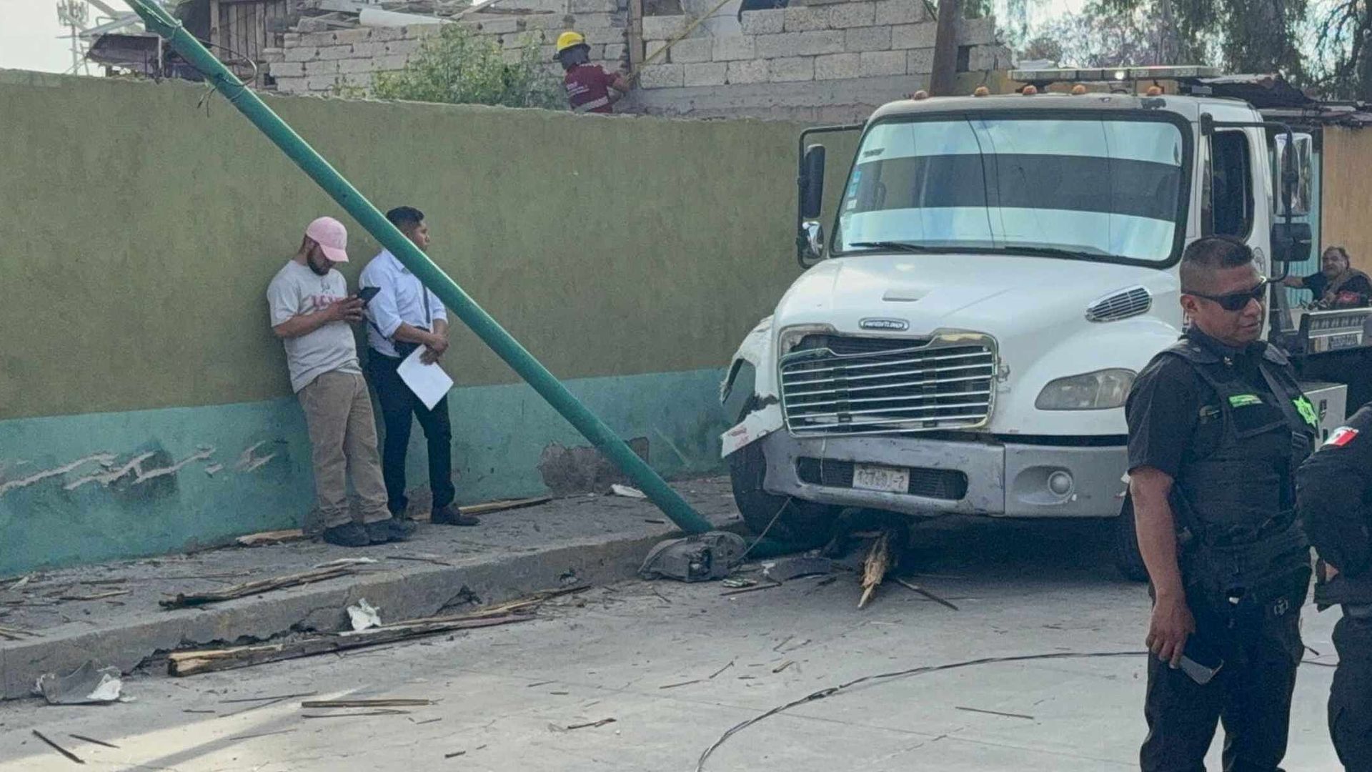 Grúa Choca contra Vivienda y Tira Postes de Luz en Tecámac, Edomex | N+ ...