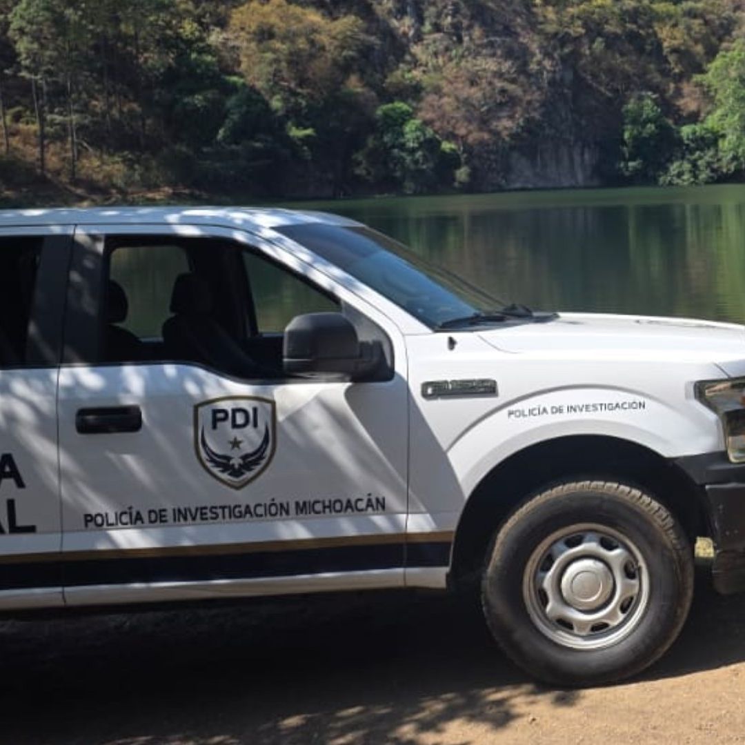 Elemento de seguridad junto a patrulla de Michoacán