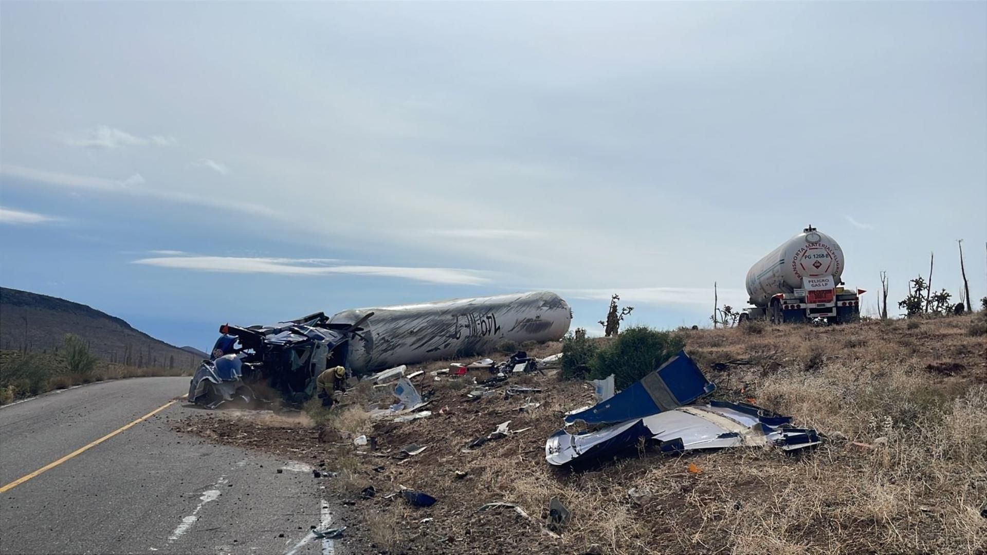 Vuelca Pipa de Gas LP en San Quintín Sobre la Carretera Transpeninsular