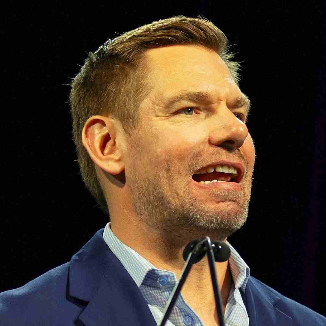 El demócrata Eric Swalwell renunció a su lugar en el Congreso tras acusaciones de abuso