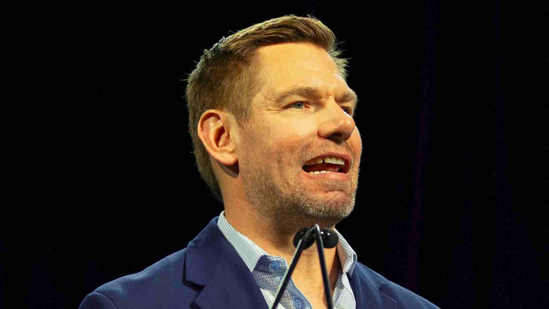 El demócrata Eric Swalwell renunció a su lugar en el Congreso tras acusaciones de abuso