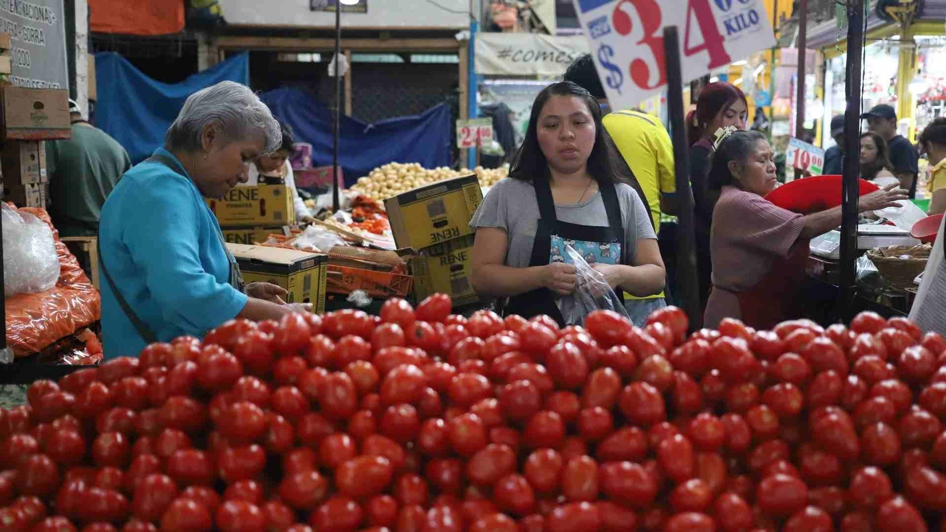 ¿Por qué está tan caro el jitomate y por qué la guerra en Irán afecta a los precios de alimentos?