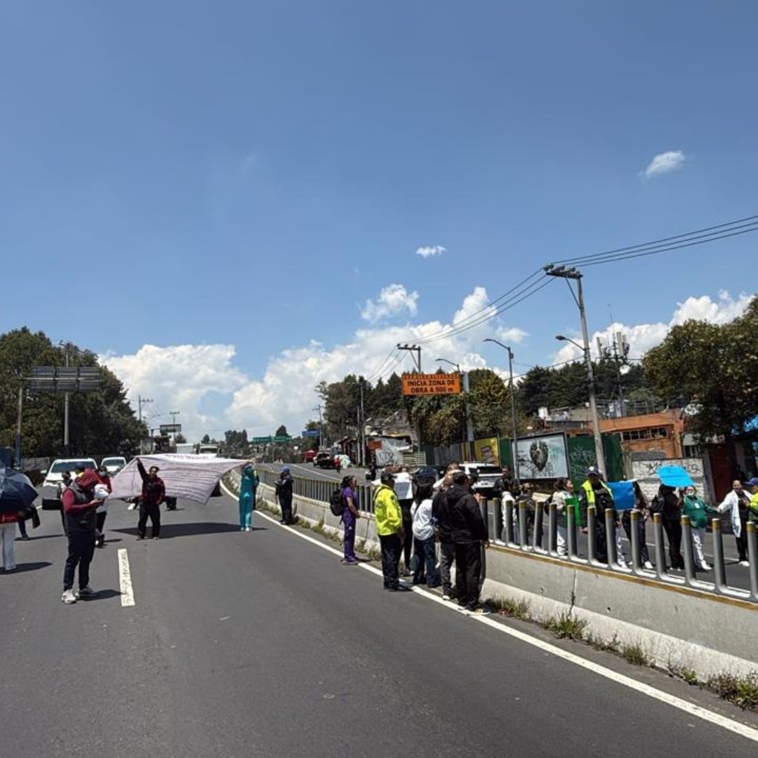 Personal de salud bloquea hoy la carretera México-Toluca. Foto: N+