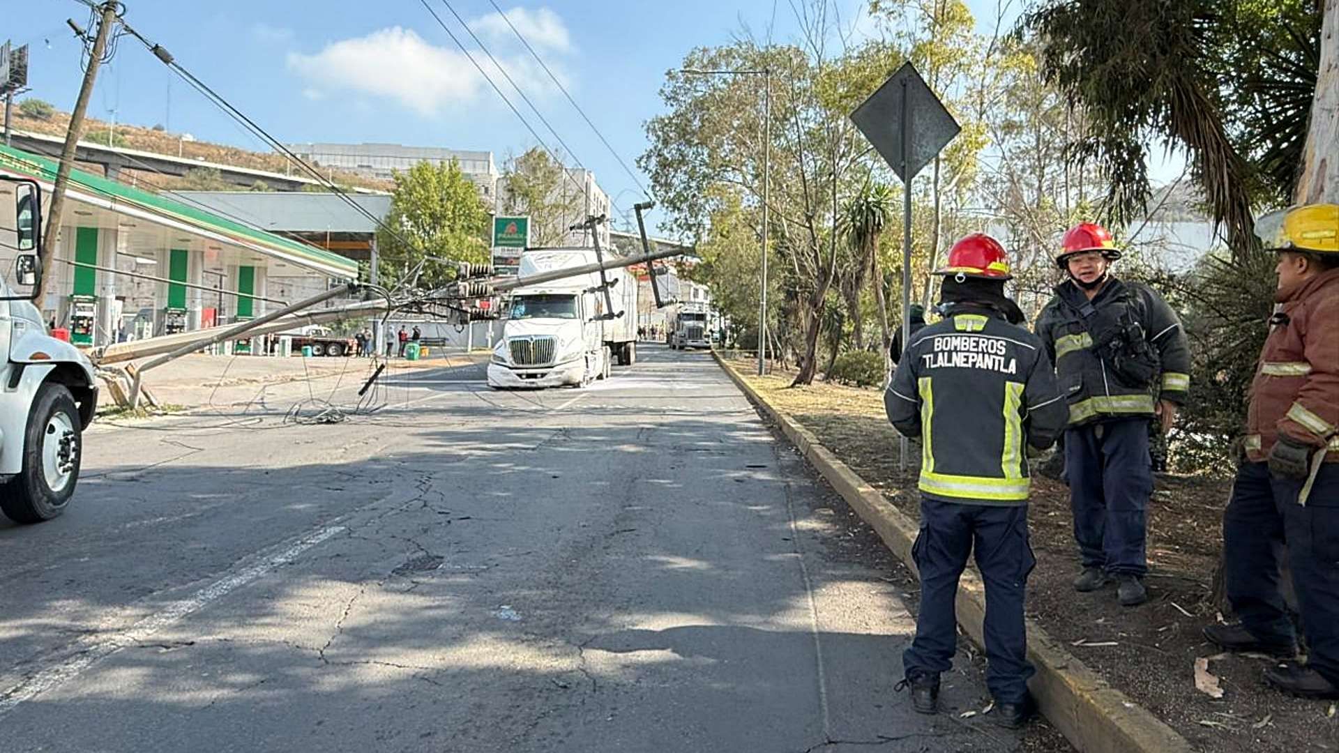 Accidente en la vía Gustavo Baz, en Tlalnepantla. Foto: N+