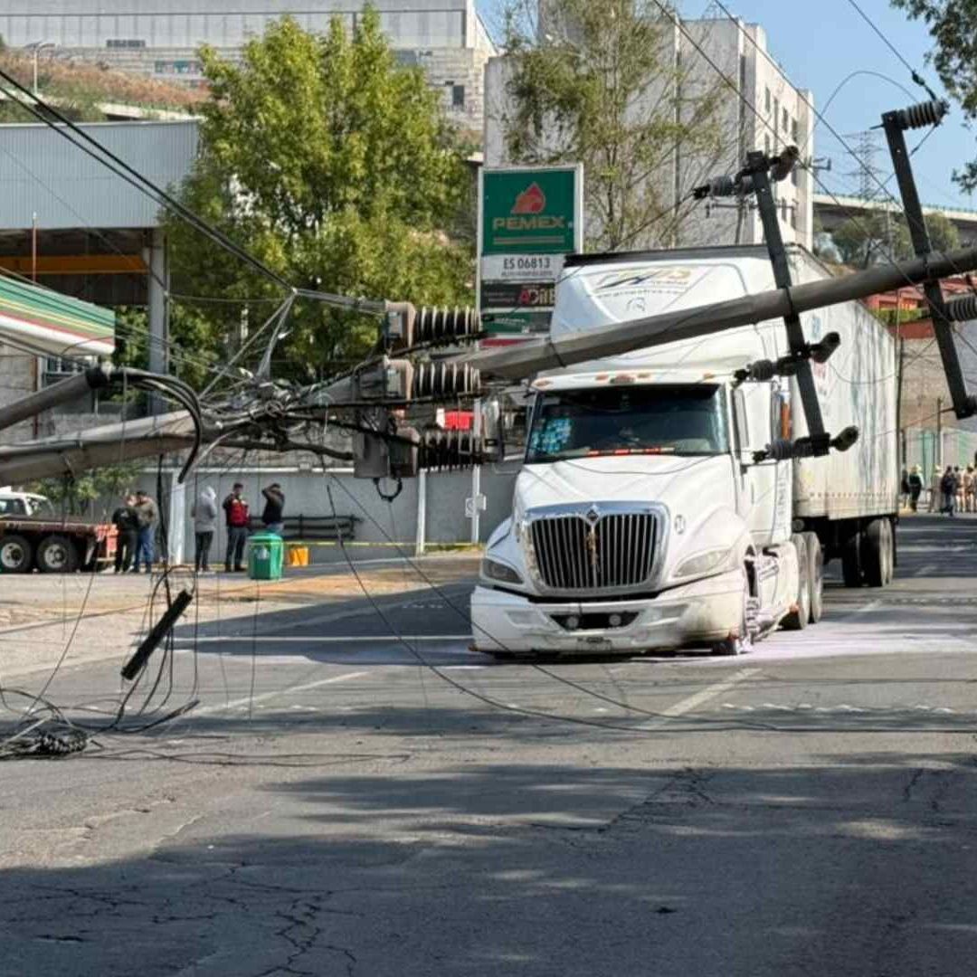 Accidente de tráiler en Vía Gustavo Baz en Tlalnepantla