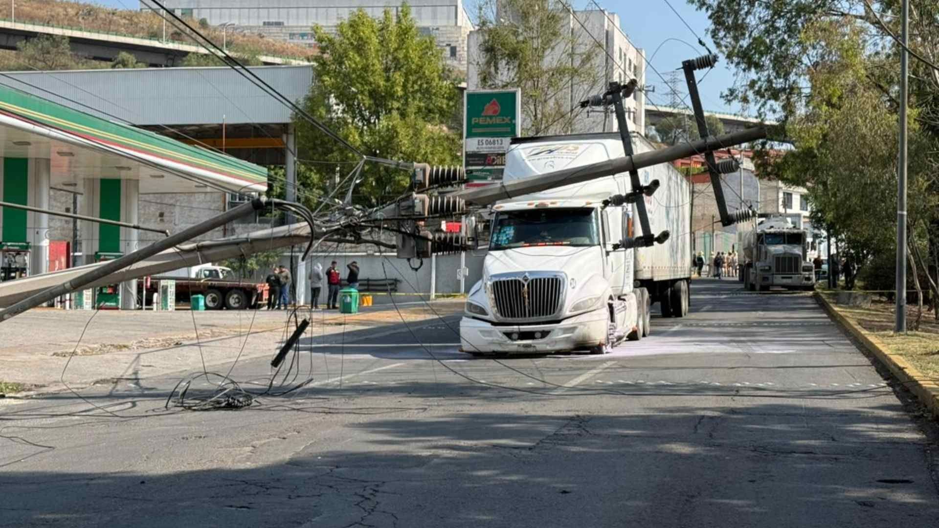 Accidente de tráiler en Vía Gustavo Baz en Tlalnepantla