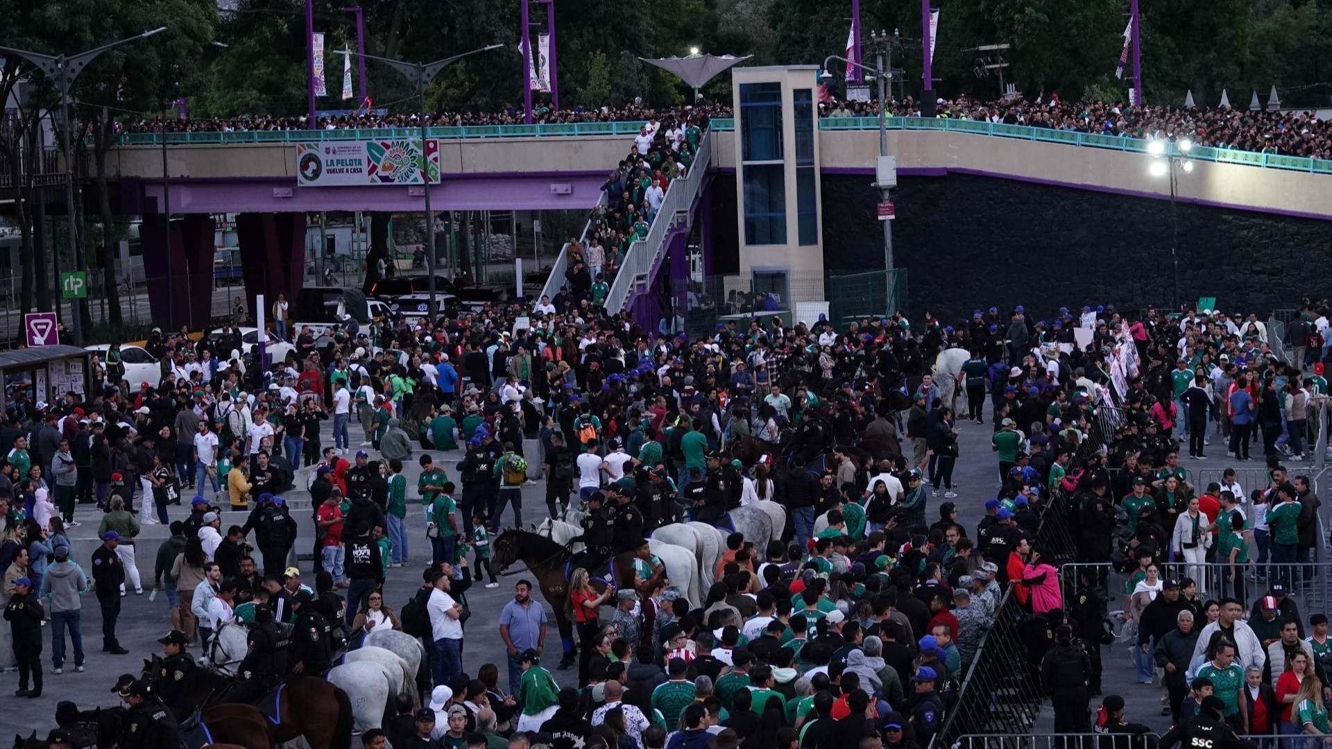 Personas llegan al Estadio Azteca.