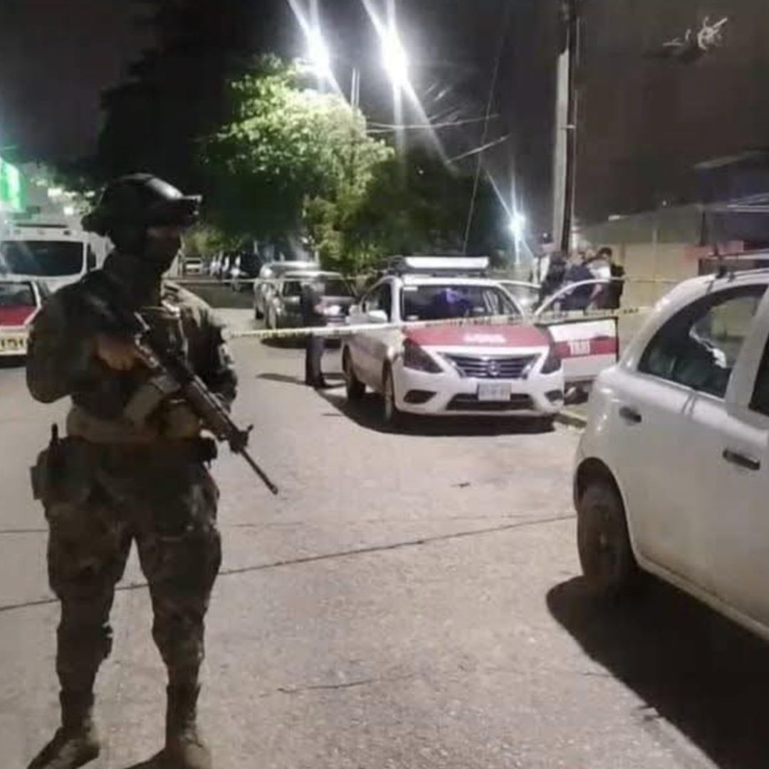 acordonamiento y elemento de la DEFENSA taxi baleado en Coatzacoalcos Veracruz