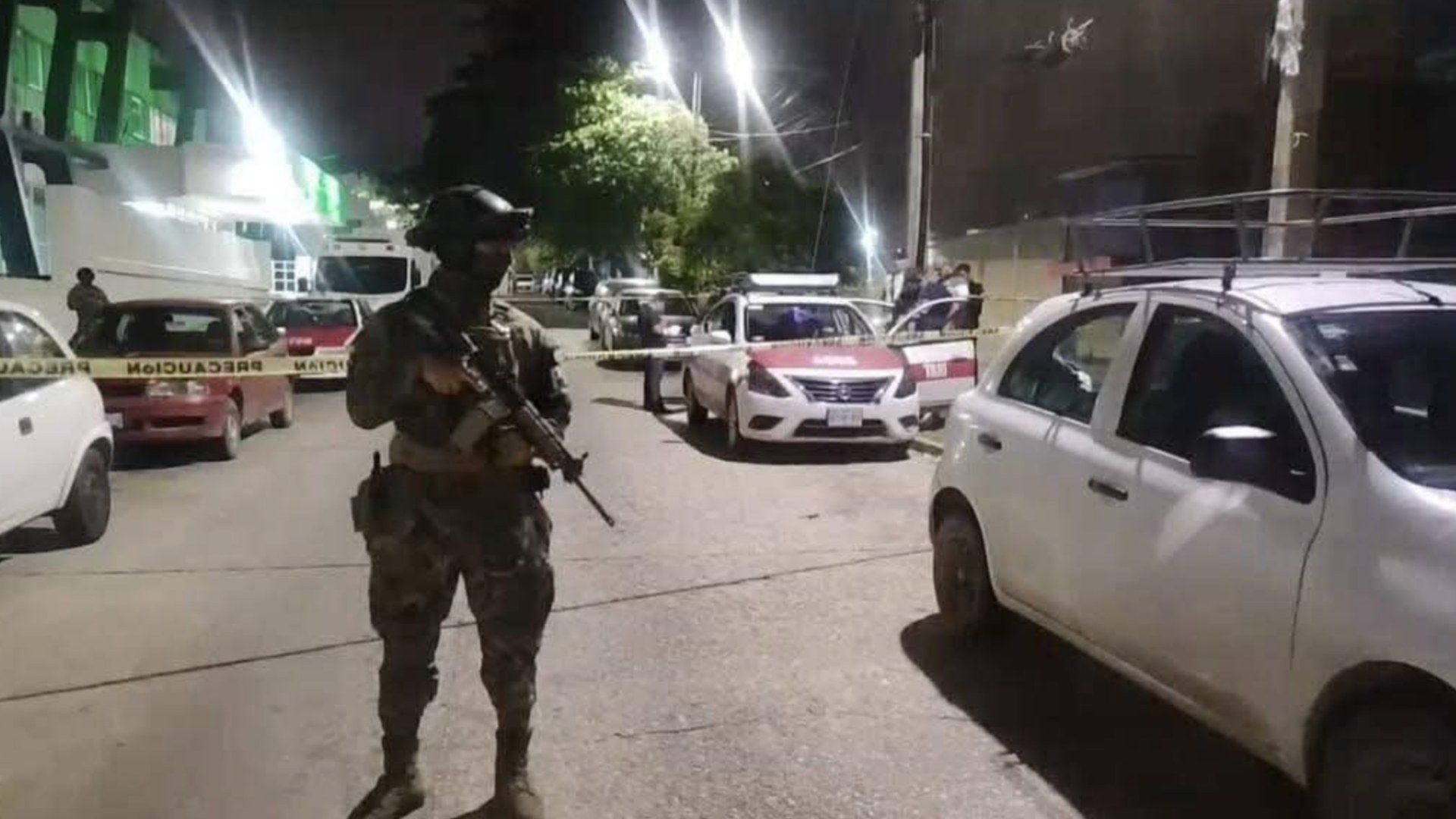 acordonamiento y elemento de la DEFENSA taxi baleado en Coatzacoalcos Veracruz