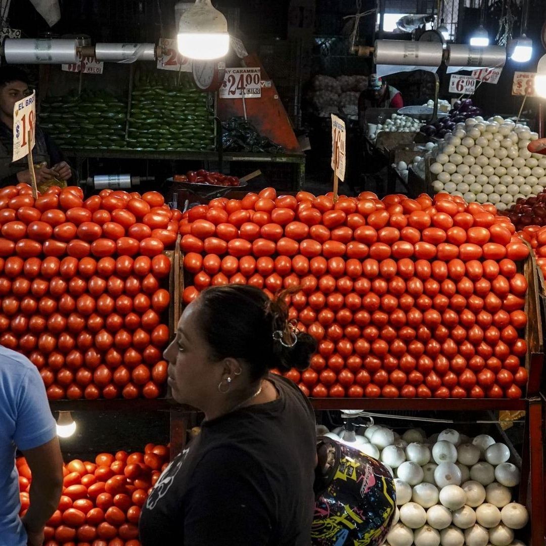 Presonas frente a puesto que vende jitomate en CDMX