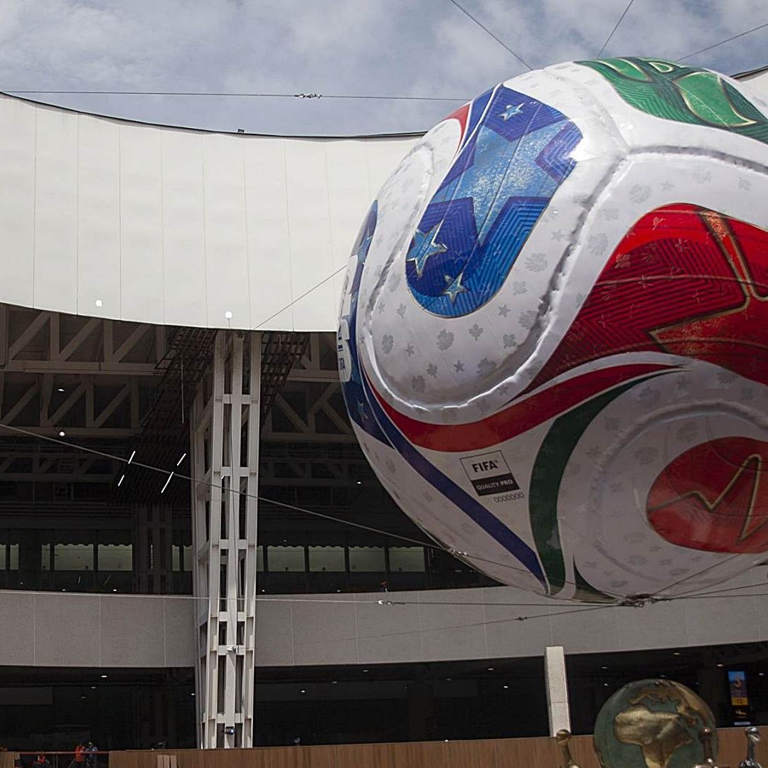 Balón oficial a escala del Mundial 2026 en la entrada principal del AICM Terminal 2. Foto: Cuartoscuro | Archivo