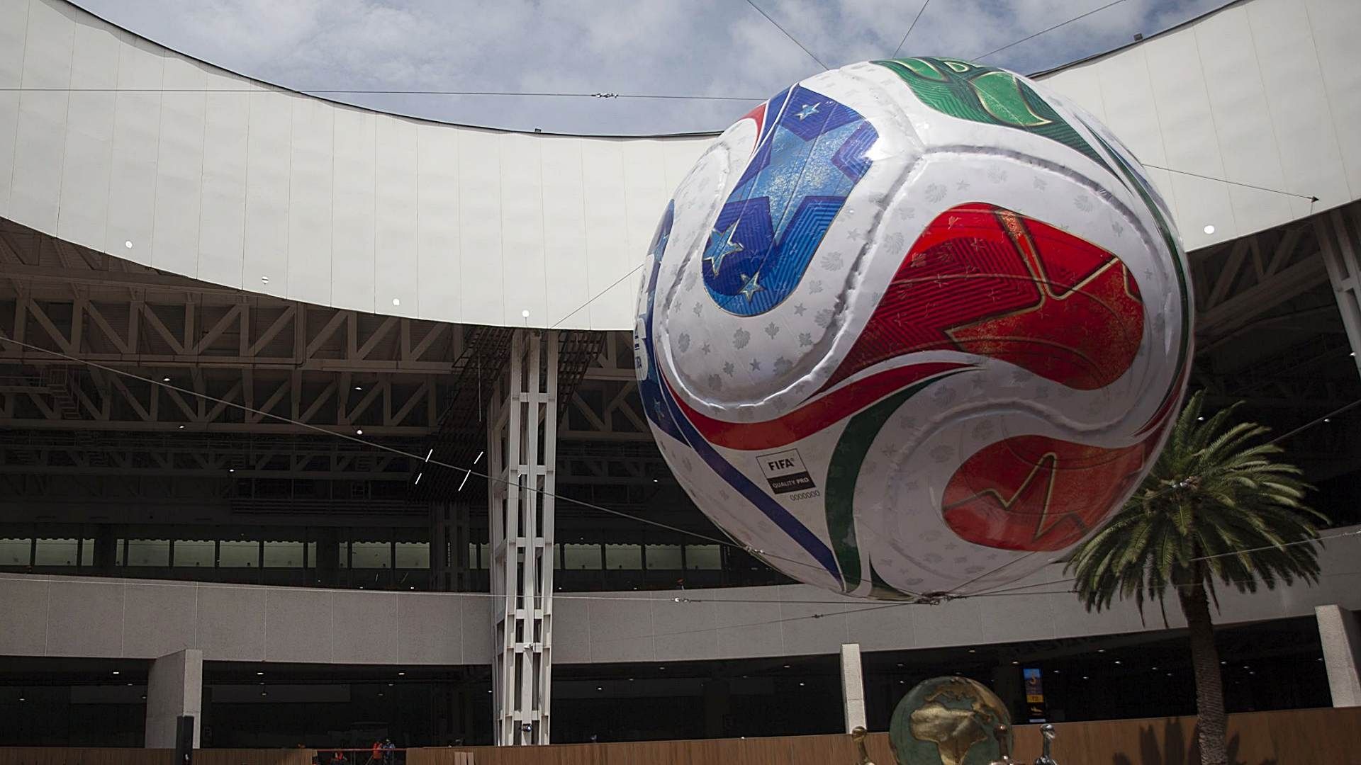Balón oficial a escala del Mundial 2026 en la entrada principal del AICM Terminal 2. Foto: Cuartoscuro | Archivo
