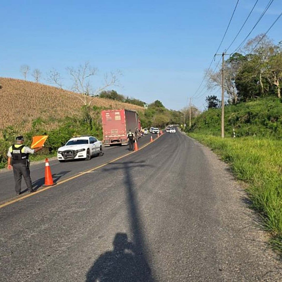 Cierre en la carretera La Tinaja-Cosoleacaque por accidente el 14 de abril de 2026. Foto: X @GN_Carreteras
