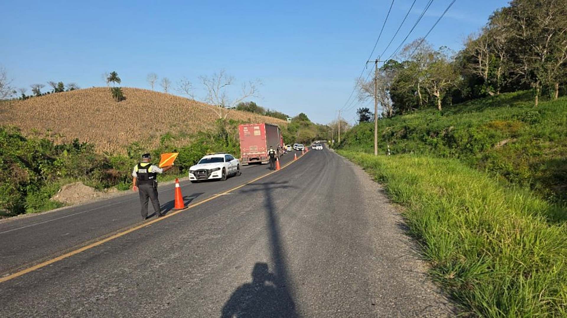Cierre en la carretera La Tinaja-Cosoleacaque por accidente el 14 de abril de 2026. Foto: X @GN_Carreteras