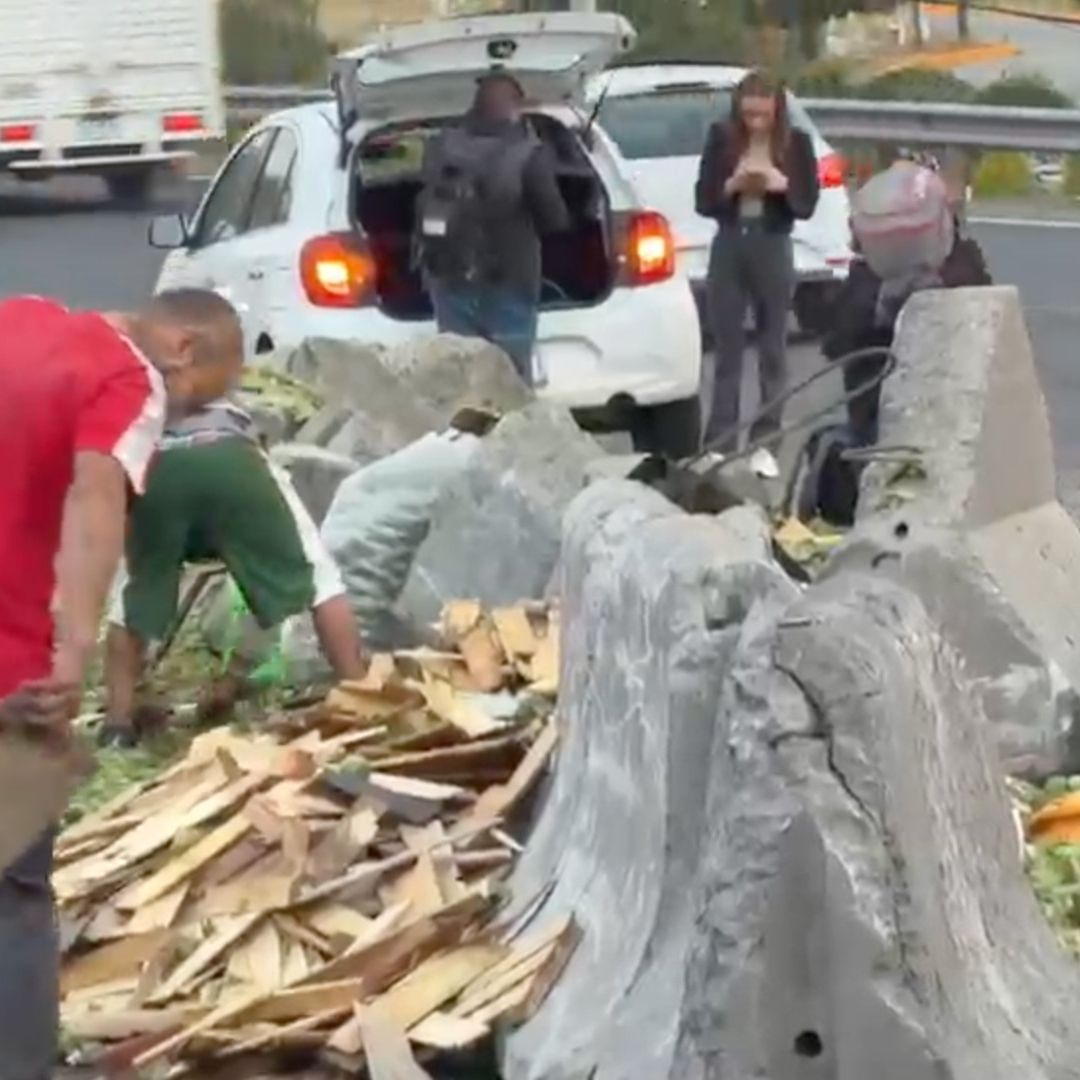Personas levantan verdura luego de volcadura de camión