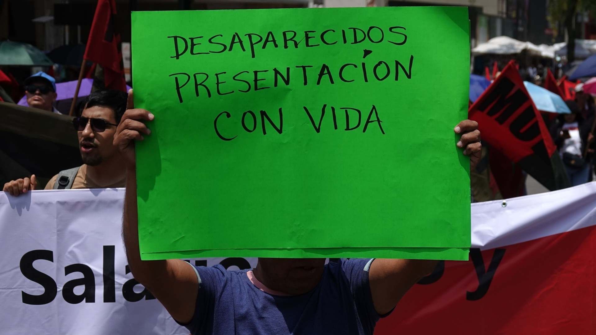 Hombre sostiene pancarta con la leyenda “Desaparecidos presentación con vida” durante marcha en mayo 2025 en CDMX. Foto: Cuartoscuro | Archivo