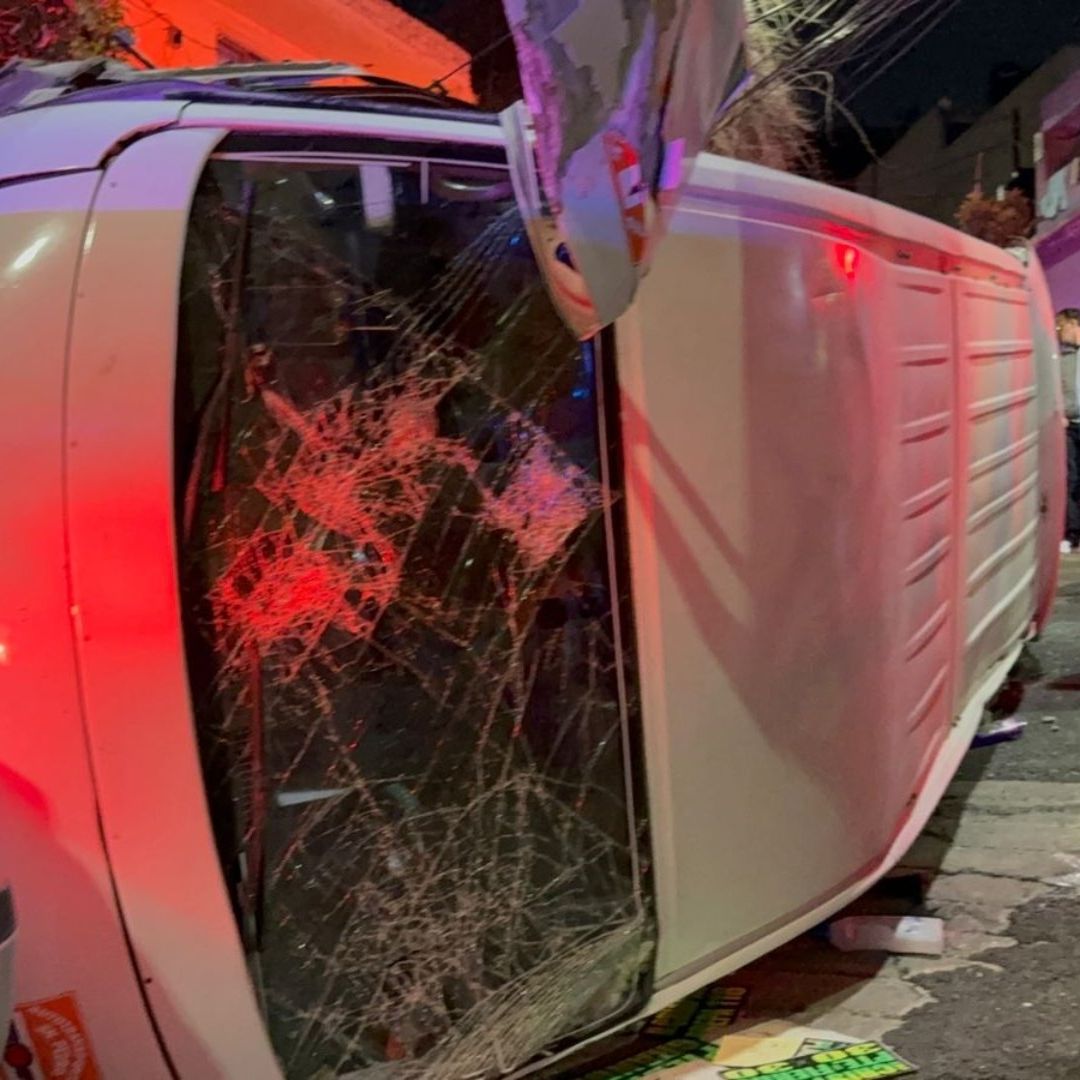 Combi de Transporte Público Vuelca y Deja Varios Pasajeros Heridos en Tlalnepantla, Edomex