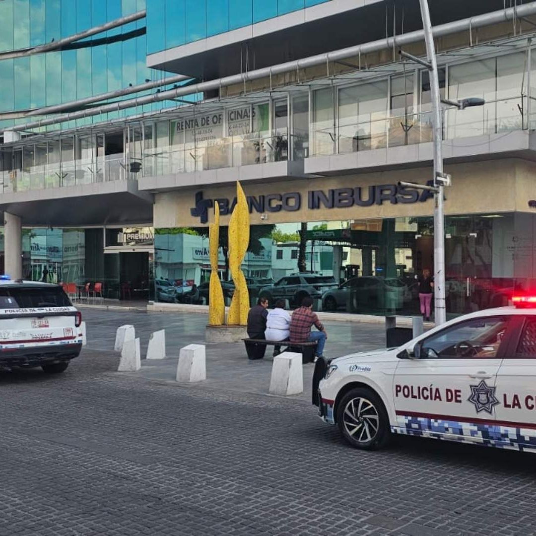 Mujer Golpeada durante Asalto y Robo de Dinero en Efectivo en Banco Inbursa de Avenida Juárez de Puebla