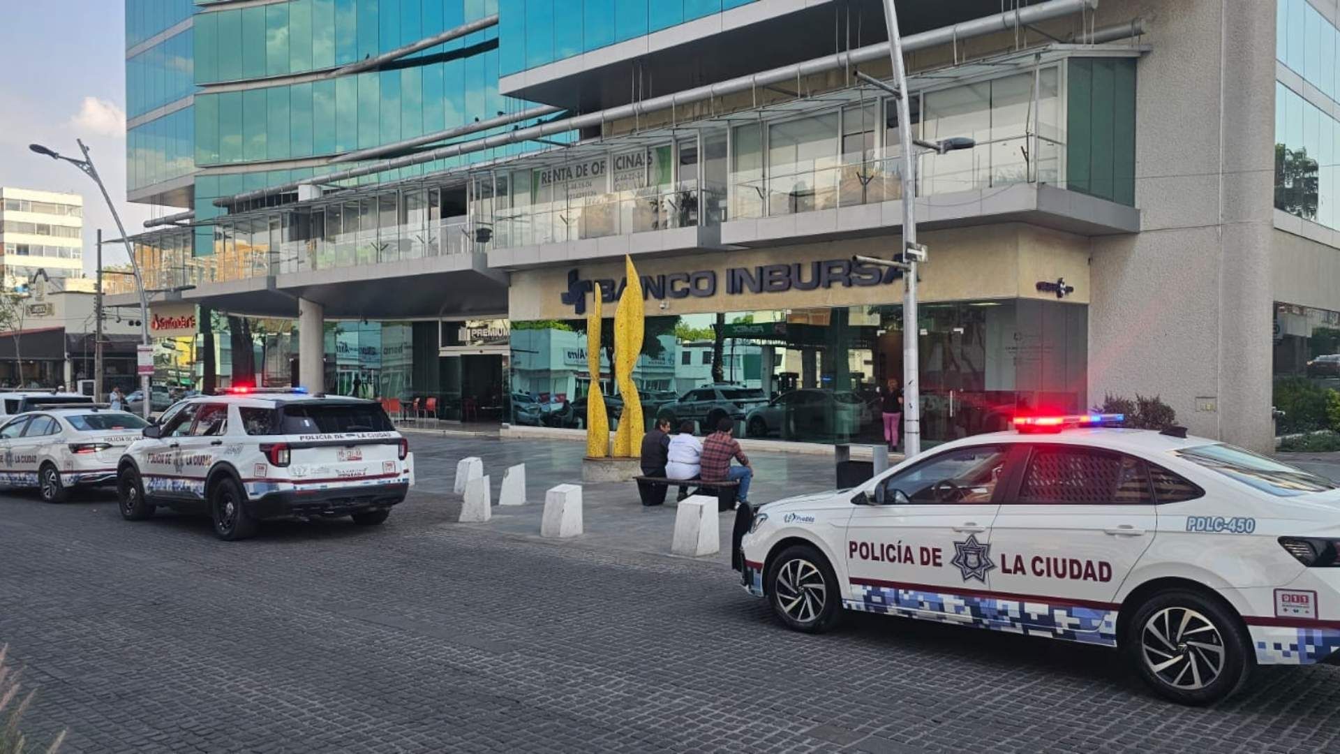 Mujer Golpeada durante Asalto y Robo de Dinero en Efectivo en Banco Inbursa de Avenida Juárez de Puebla