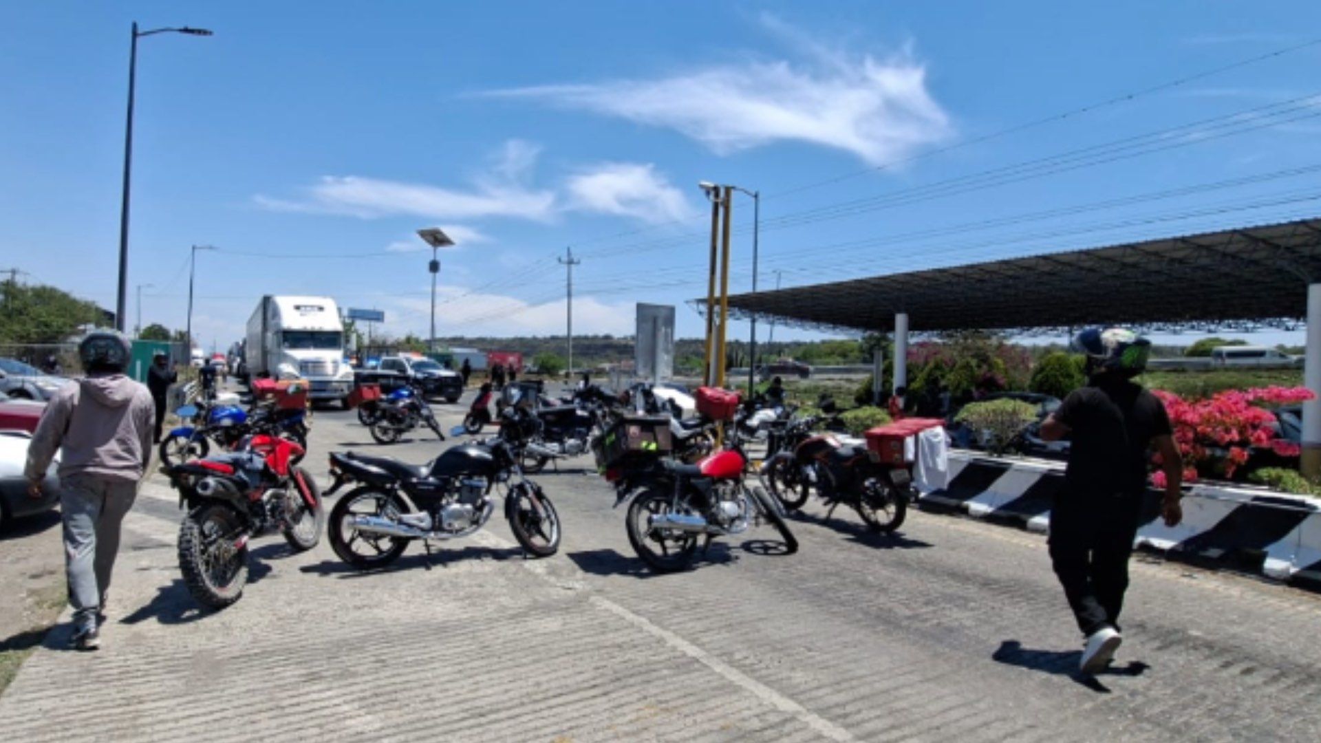 Bloqueo Autopista Carretera Cuacnopalan Oaxaca Caseta Tehuacán Ciclista Atropellado Patrulla Policía Estatal