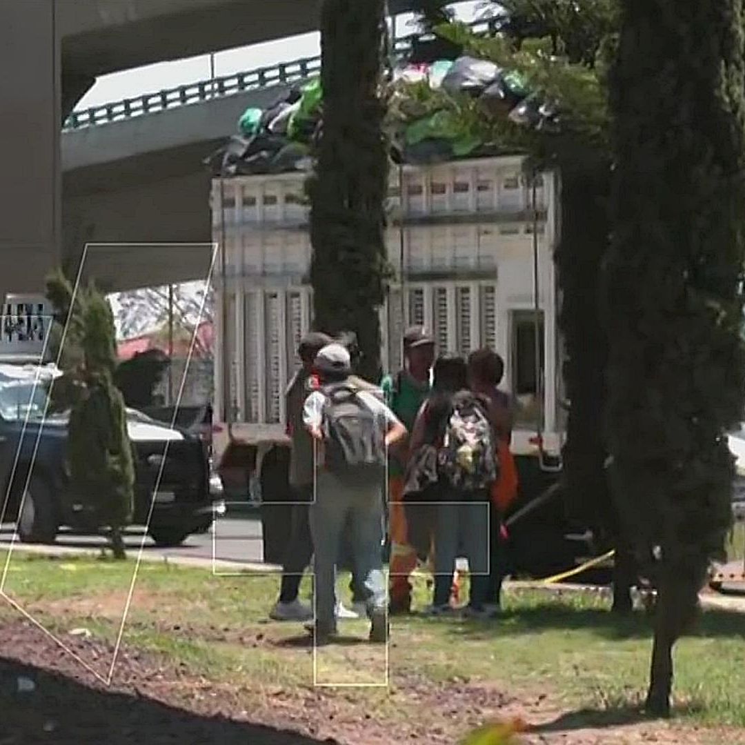 Camión de limpia accidentado en Naucalpan. Foto: Captura de pantalla