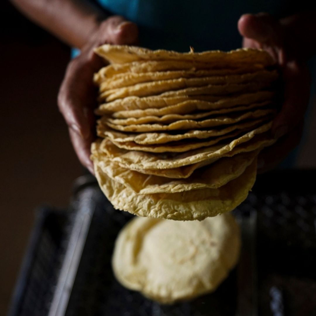 Persona manipula tortillas en México