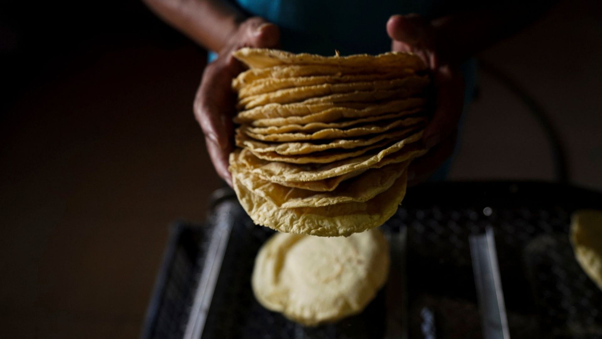 Persona manipula tortillas en México