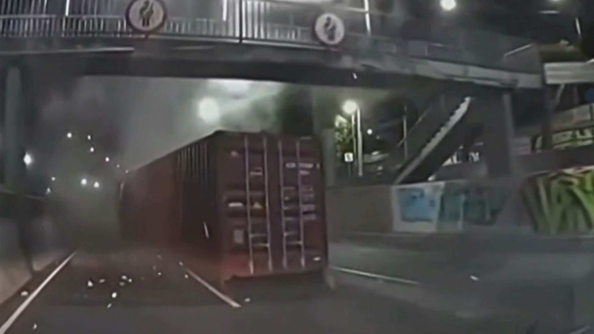 Momento en que el tráiler choca en Periférico CDMX. Foto: Captura de pantalla