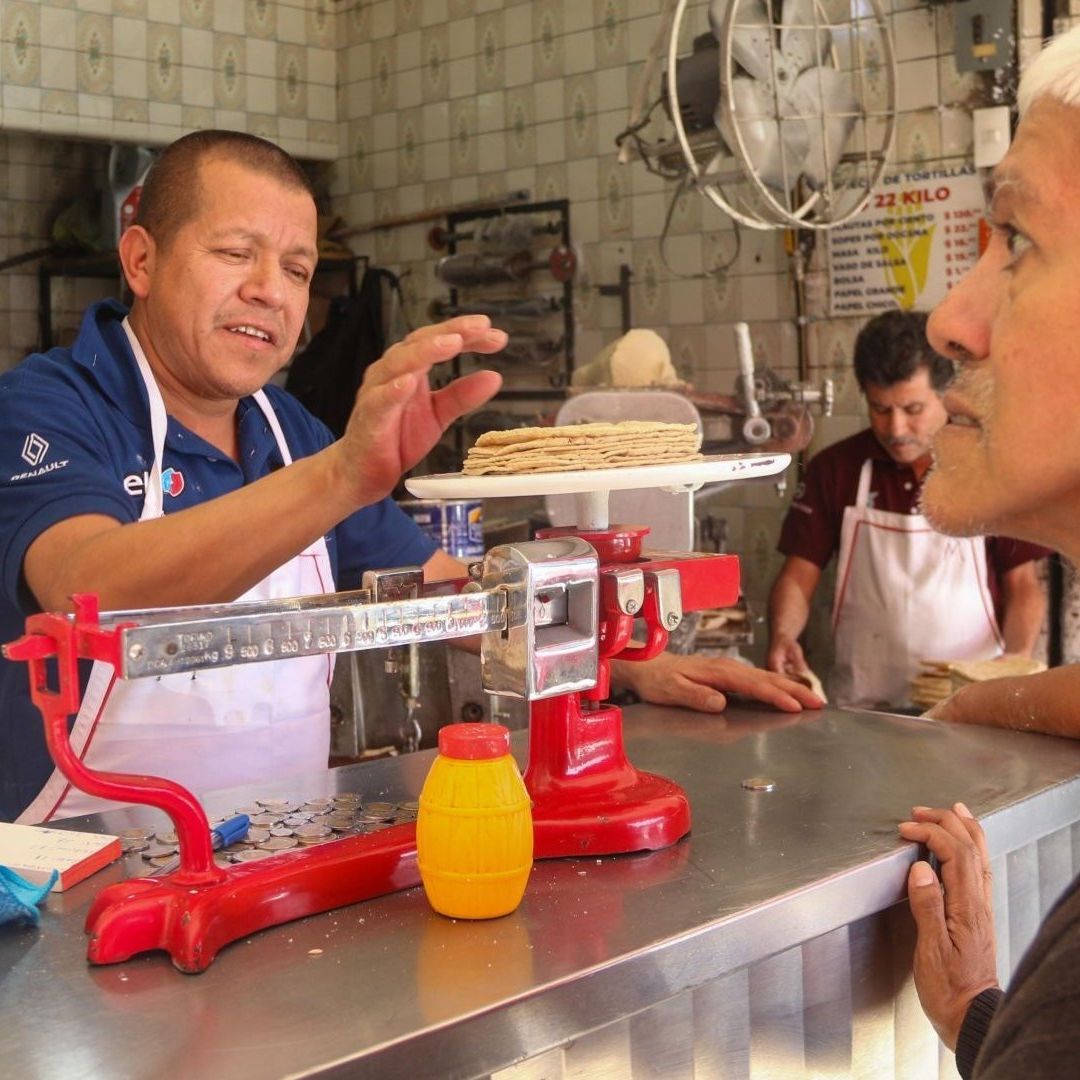 Persona enfrente de mostrador de tortillería en la CDMX.