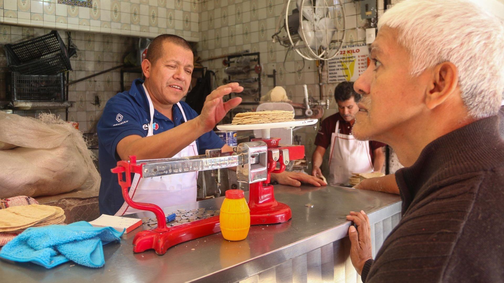 Persona enfrente de mostrador de tortillería en la CDMX.