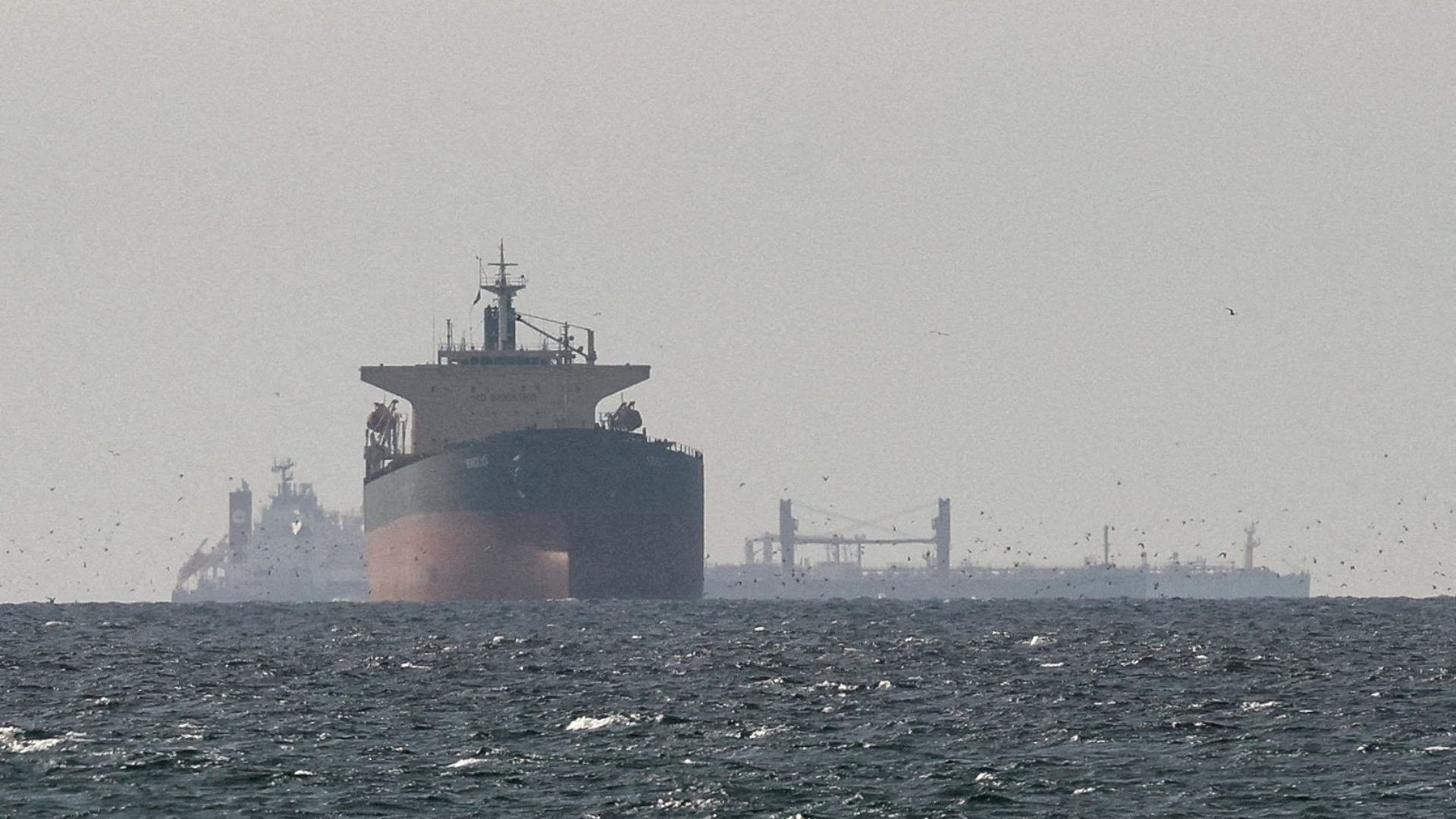 Buques de carga cerca del estrecho de Ormuz. Foto: Reuters | Archivo