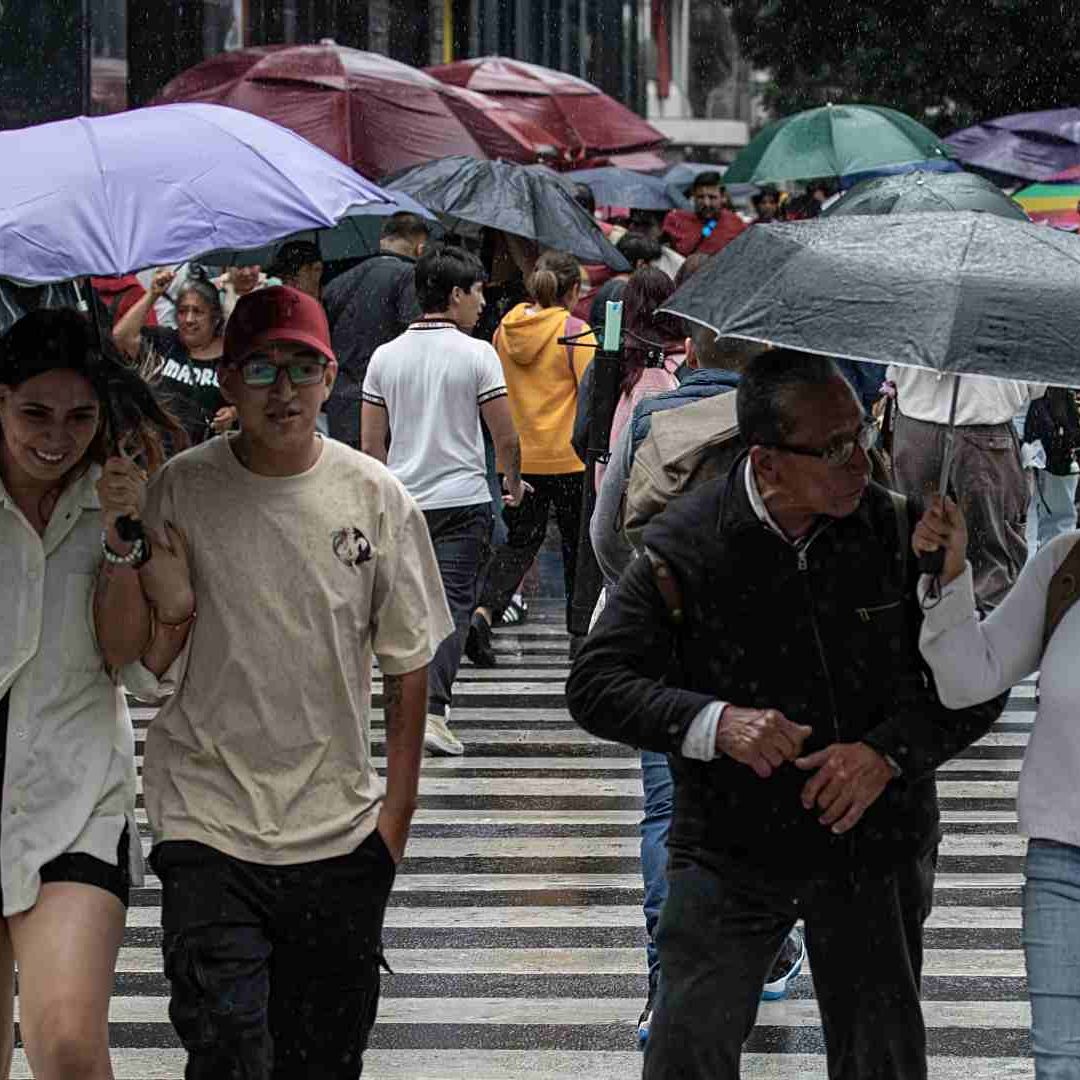 Personas se cubren de la lluvia en la Ciudad de México. Foto: N+ | Archivo