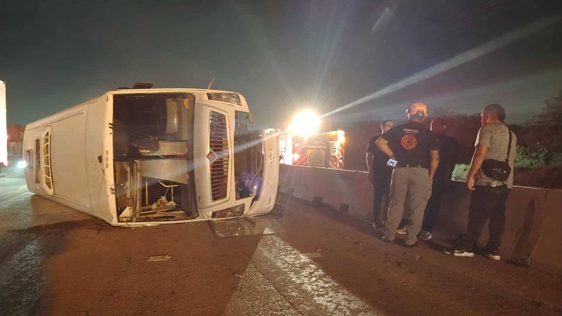 Volcadura de transporte de personal