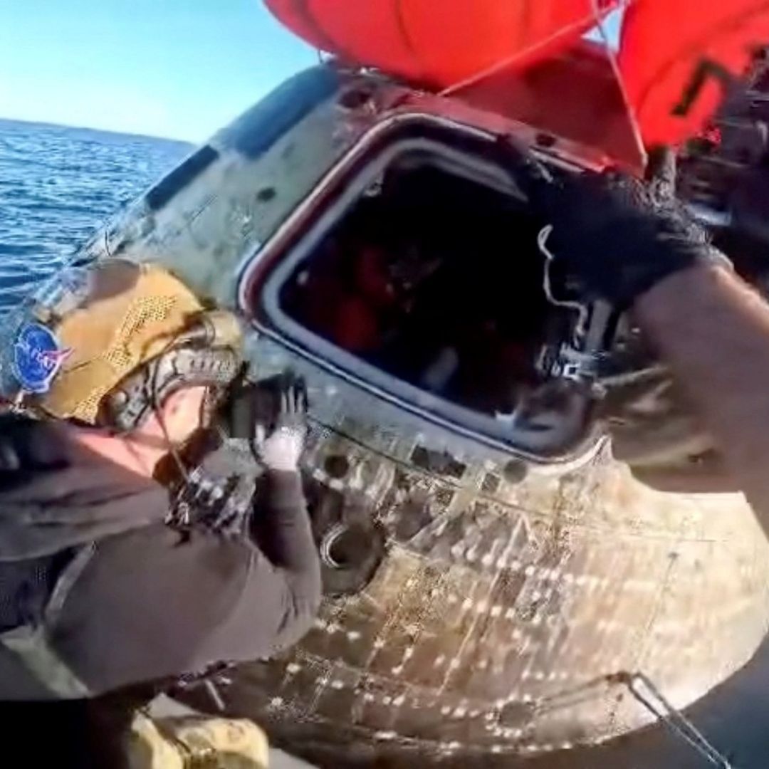 Momento del rescate de los astronautas de la NASA, en el Pacífico. Foto: Reuters