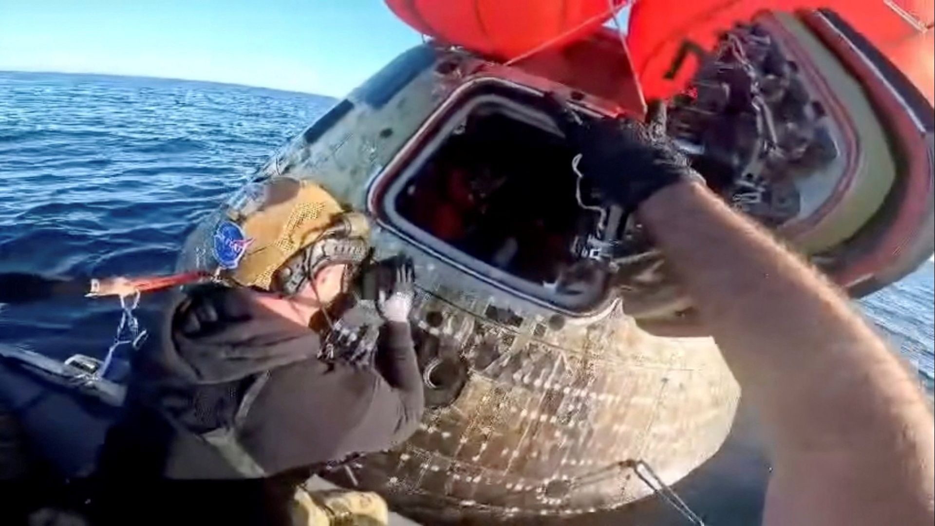 Momento del rescate de los astronautas de la NASA, en el Pacífico. Foto: Reuters