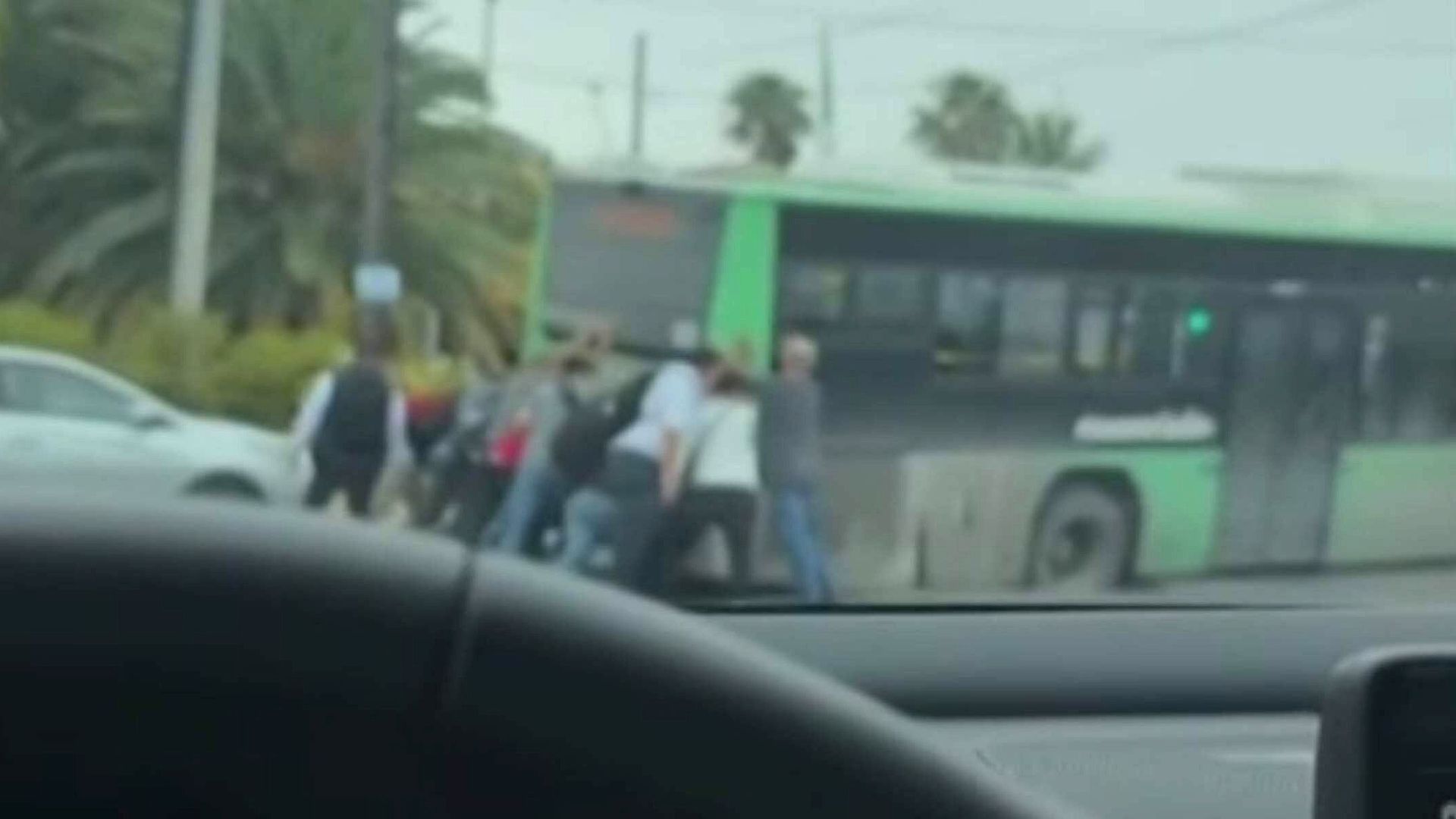 VIDEO | Autobús Queda Atorado en un Bache en Nuevo León; Pasajeros lo ...