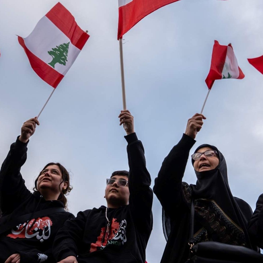 Personas ondean banderas libanesas durante una vigilia el 10 de abril de 2026 en Dearborn, Michigan. Foto: AP