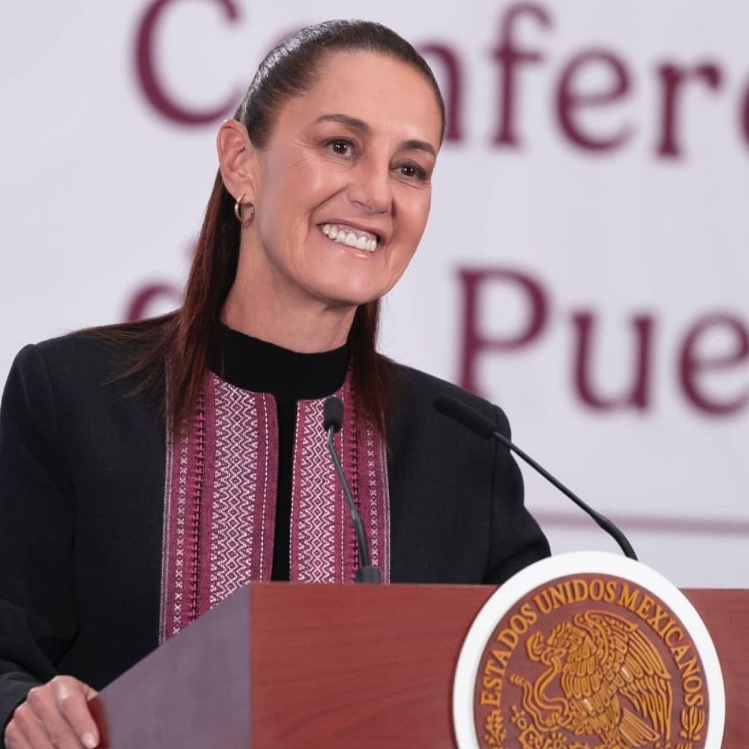 Claudia Sheinbaum sonríe durante conferencia de prensa
