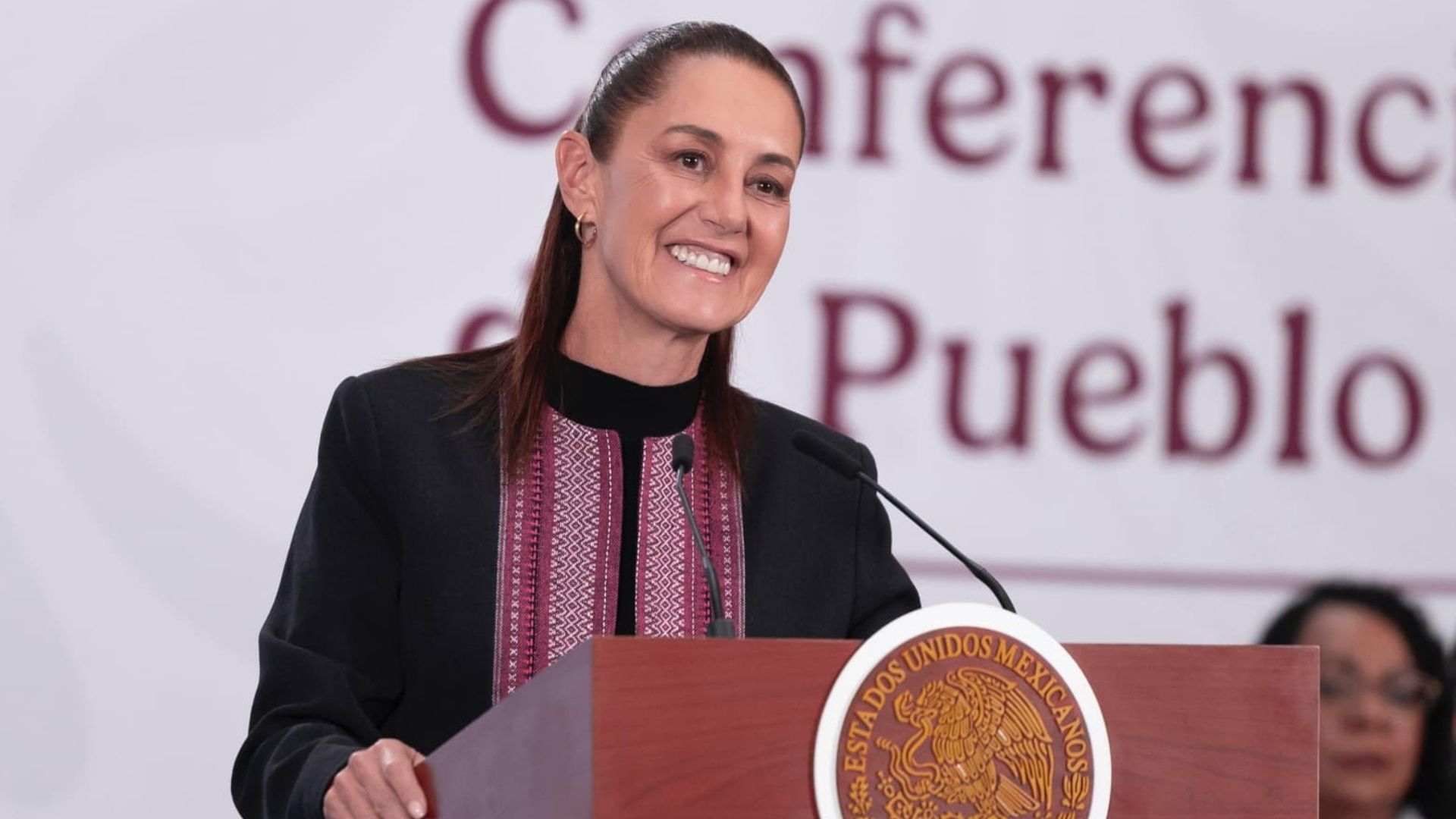 Claudia Sheinbaum sonríe durante conferencia de prensa