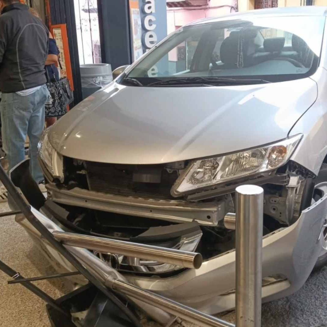 Conductora Choca Contra la Entrada de Supermercado Chedraui en Centro Xalapa Veracruz