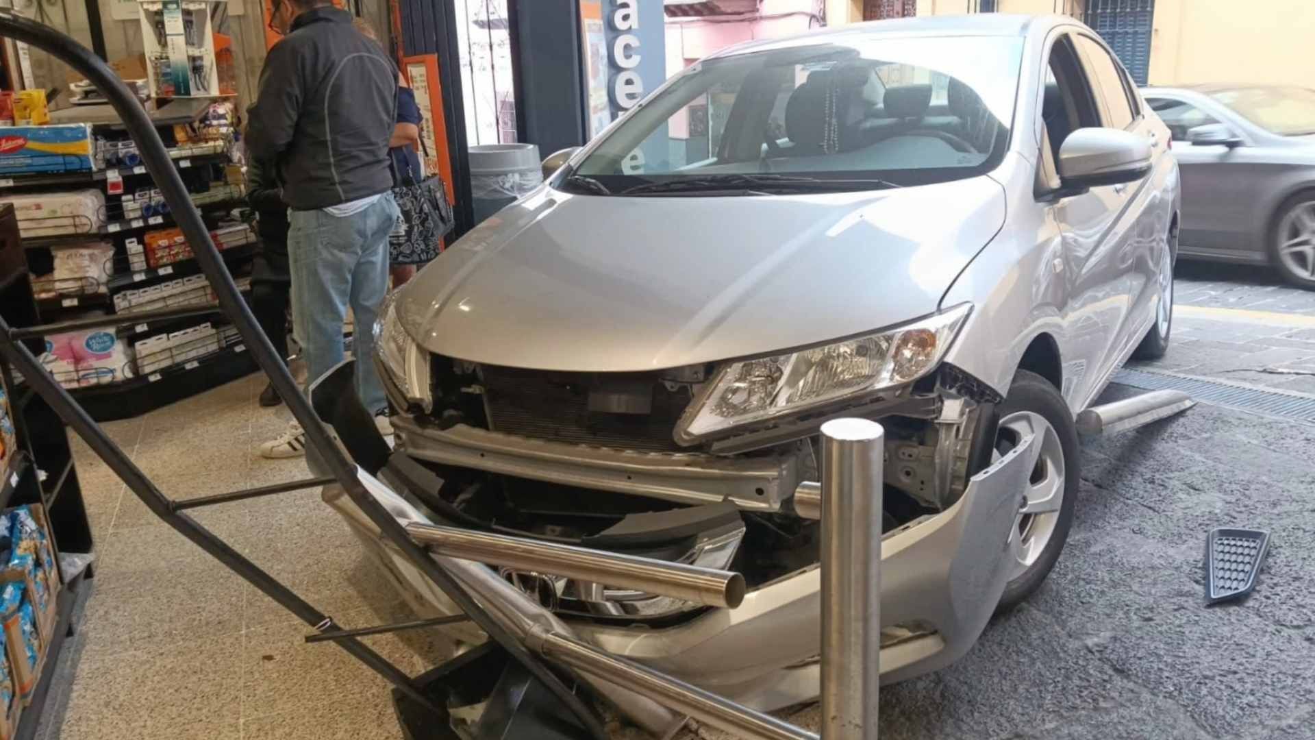 Conductora Choca Contra la Entrada de Supermercado Chedraui en Centro Xalapa Veracruz