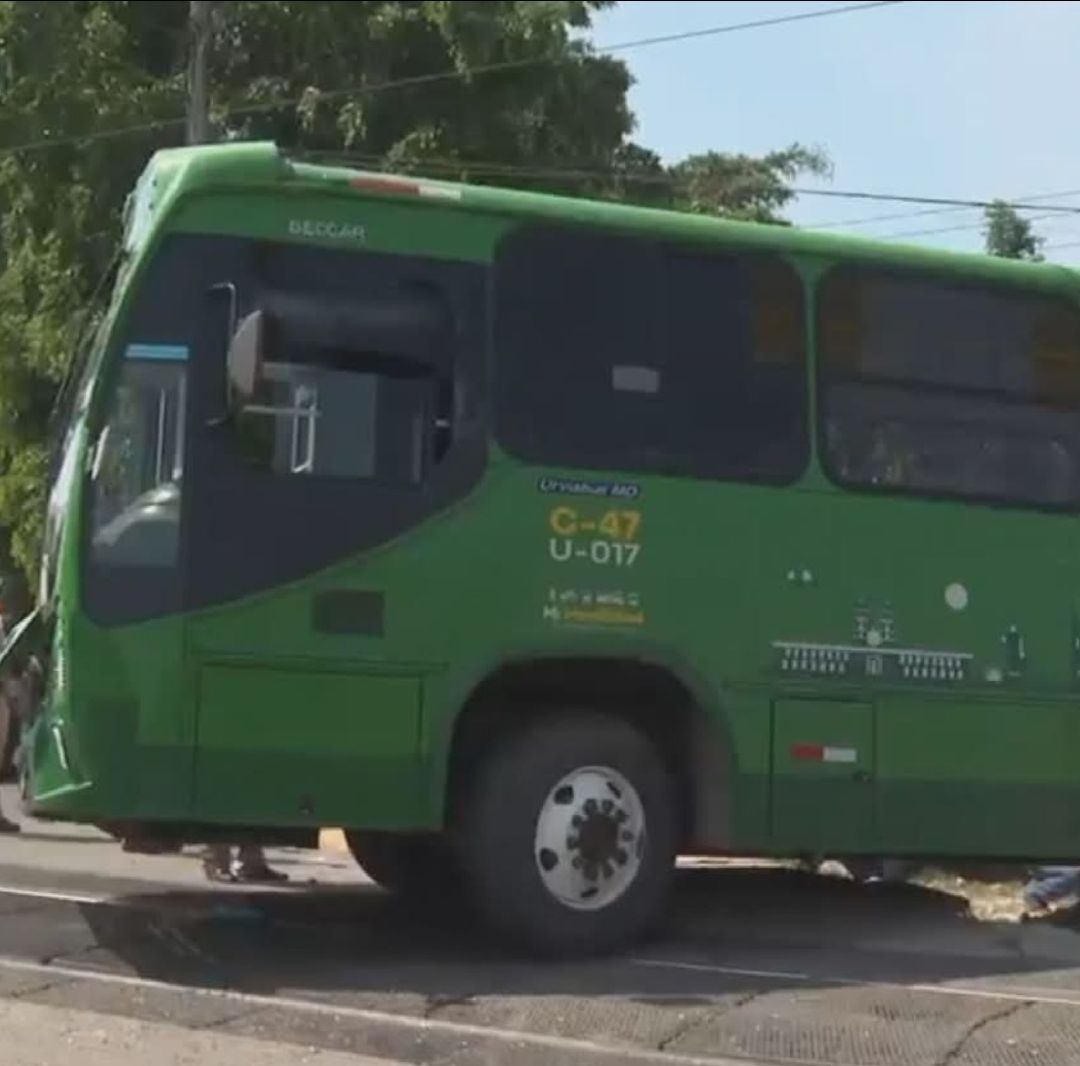 Un camión de la ruta 644 A chocó contra el tren en Tlaquepaque