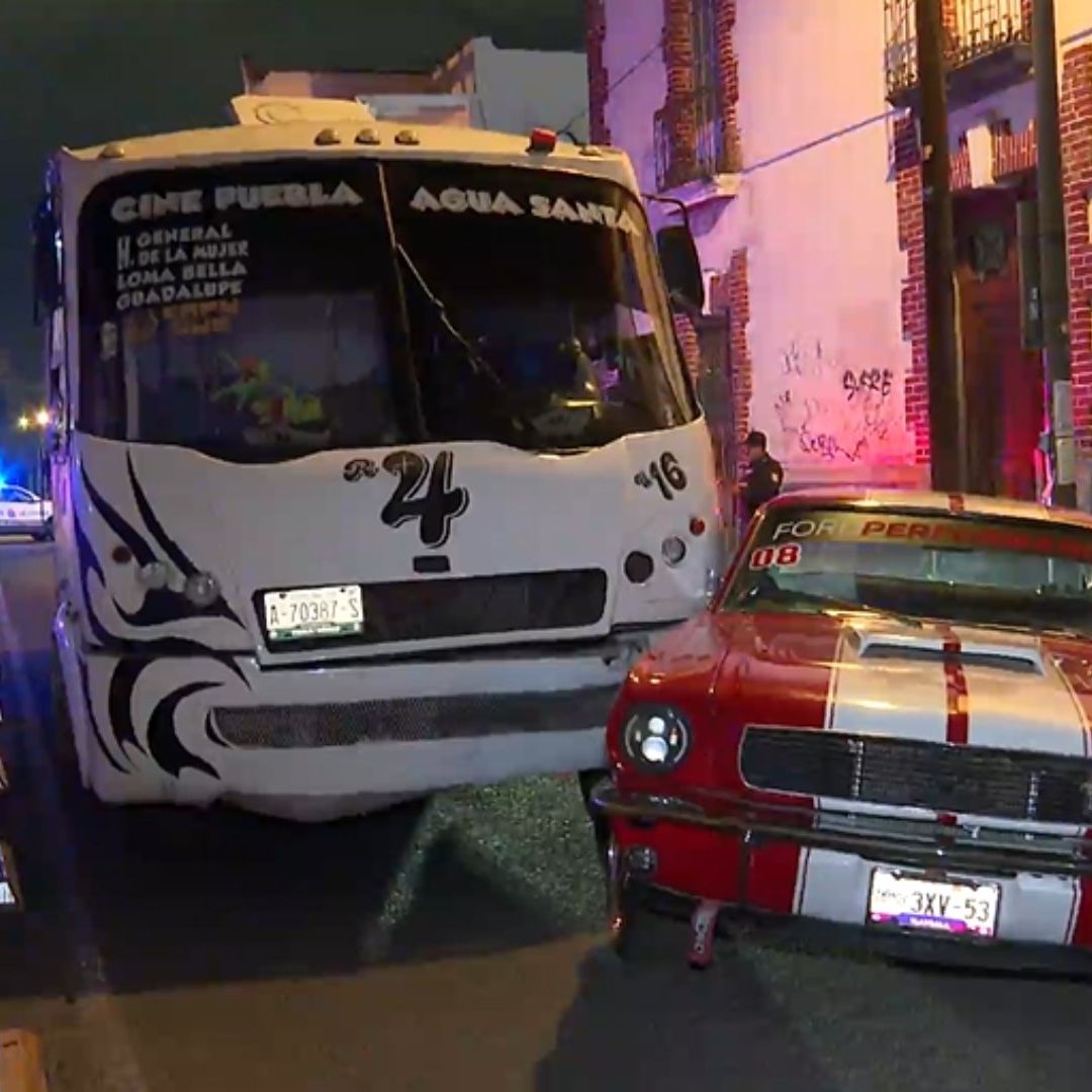 Accidente Choque Auto Mustang Shelby GT350 Deportivo Clásico y Microbús Ruta 4 en Colonia El Carmen de Puebla