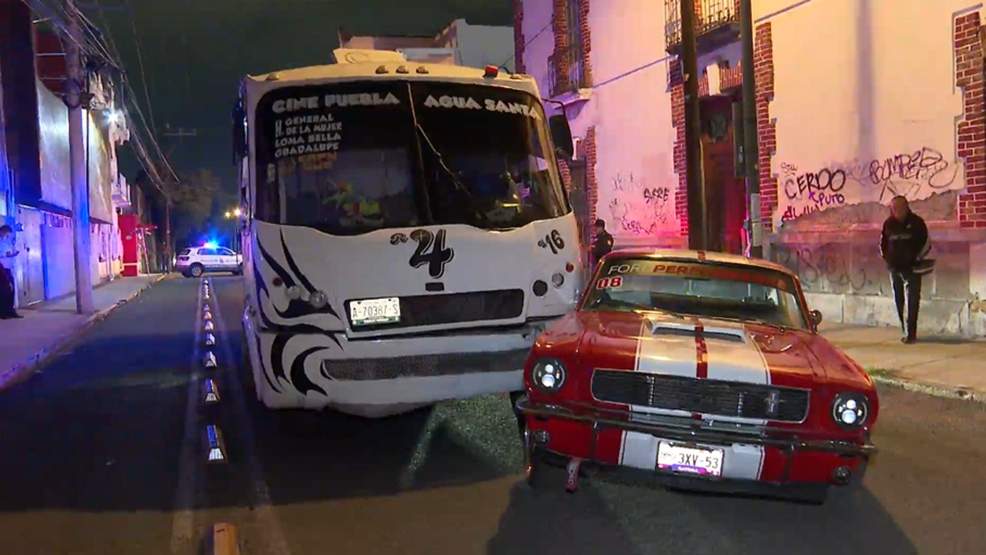 Accidente Choque Auto Mustang Shelby GT350 Deportivo Clásico y Microbús Ruta 4 en Colonia El Carmen de Puebla