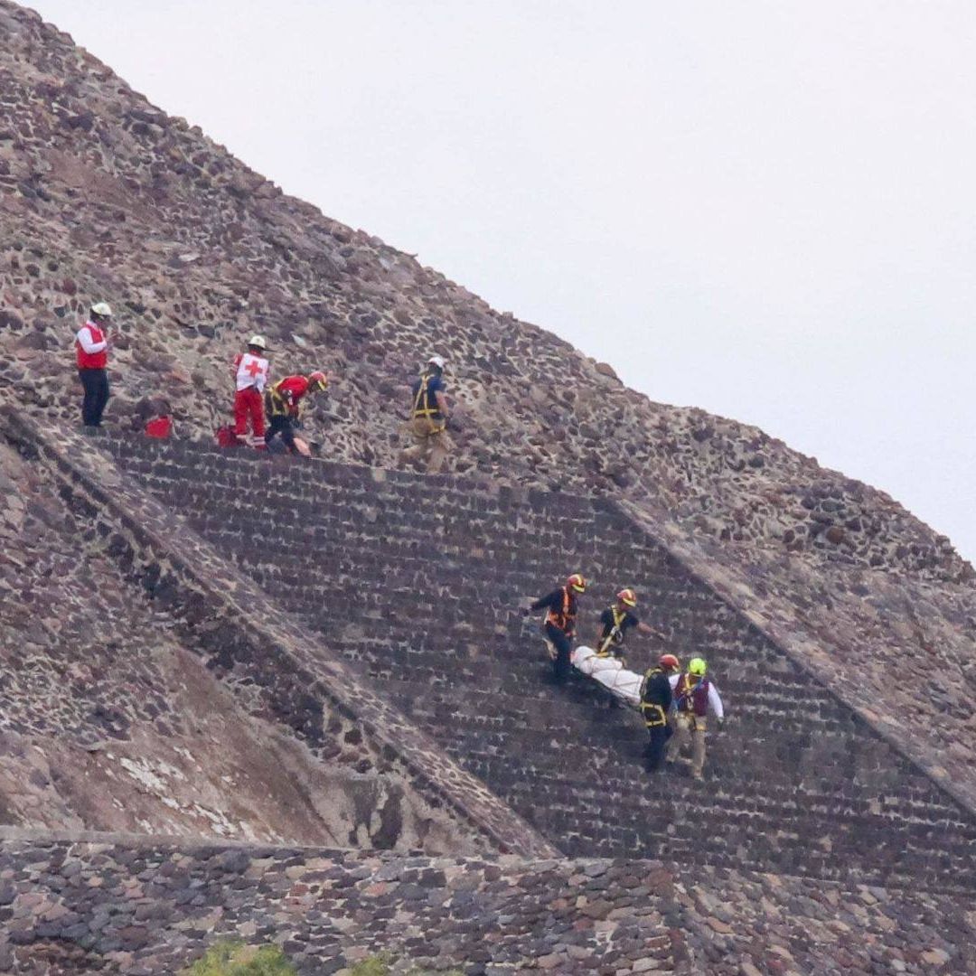 Elementos de rescate recuperan un cuerpo, tras la balacera en Teotihuacán. Foto: Cuartoscuro