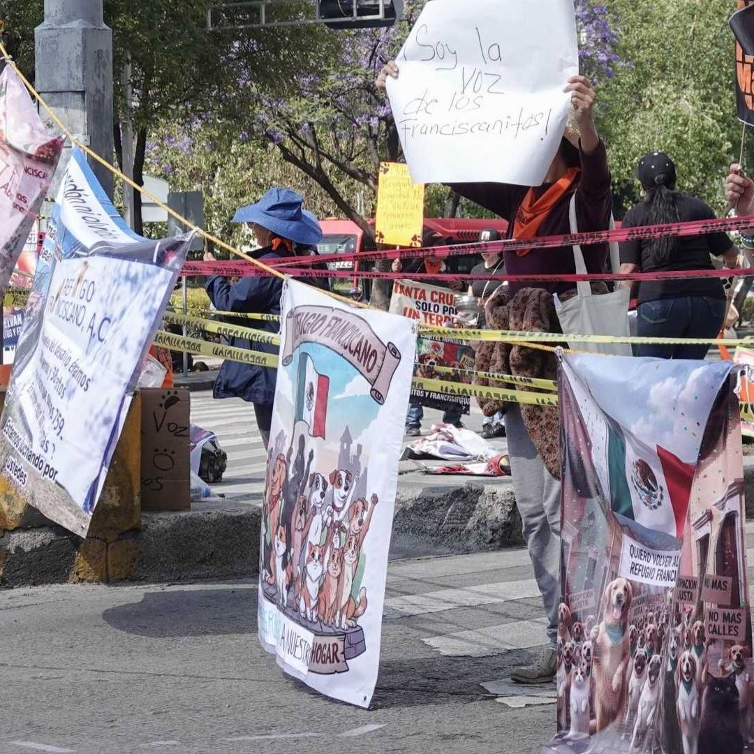 Manifestantes cierran una vialidad de la CDMX.