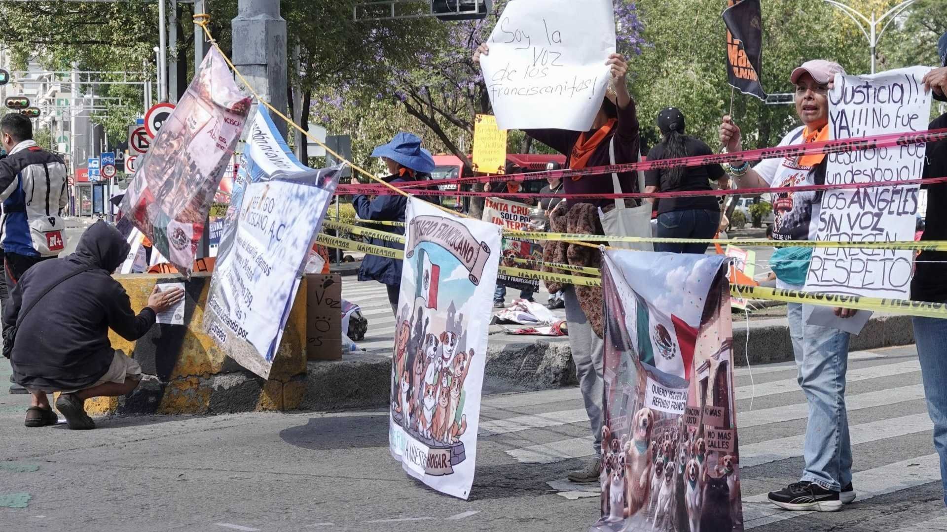 Manifestantes cierran una vialidad de la CDMX.