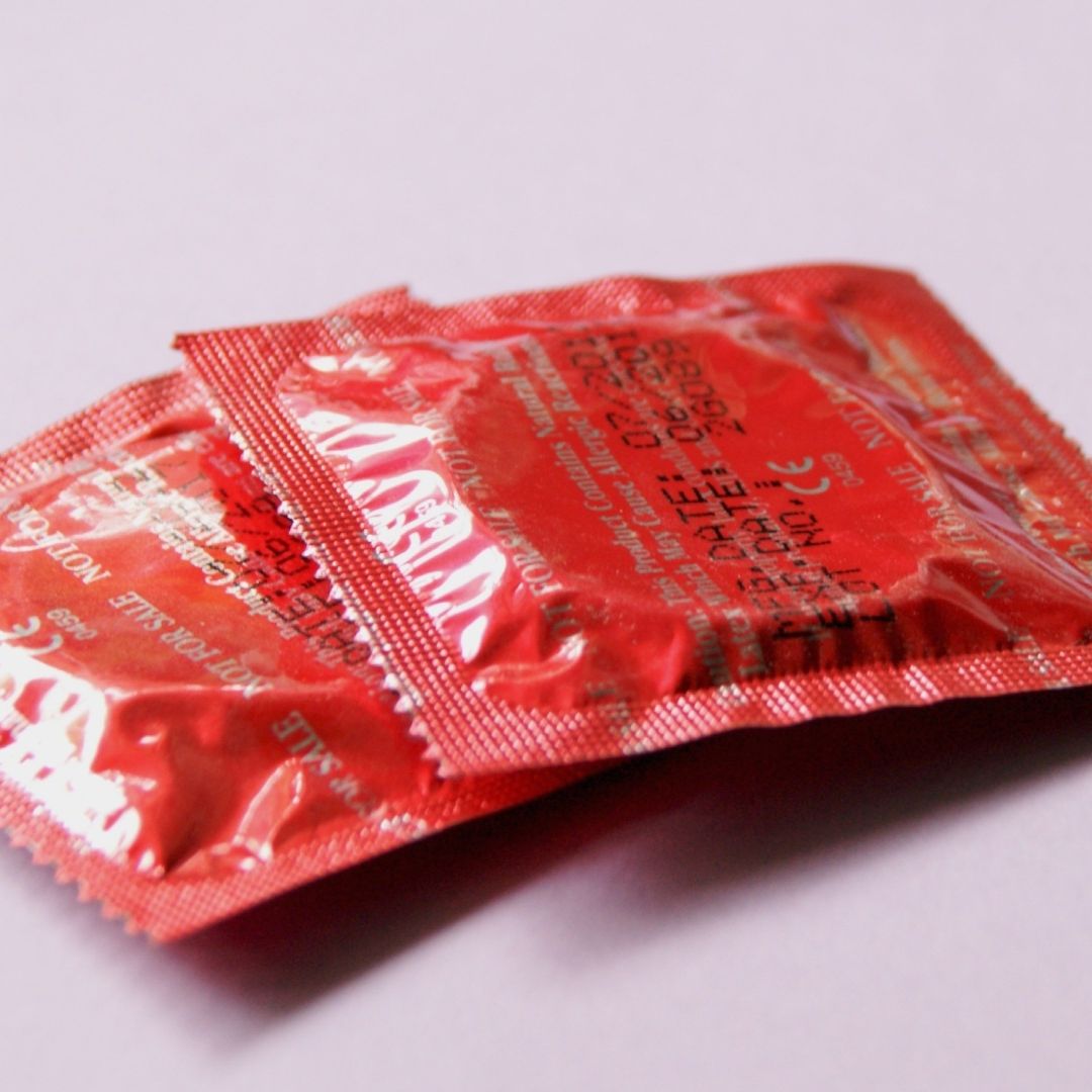 Guerra en Irán Afecta a Principal Fabricante Mundial de Condones: Prevé Subir los Precios